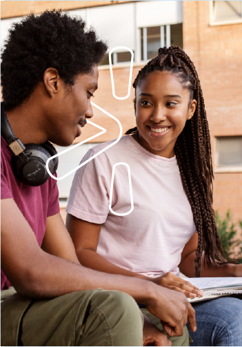Pareja de jóvenes afro repasando con un cuaderno