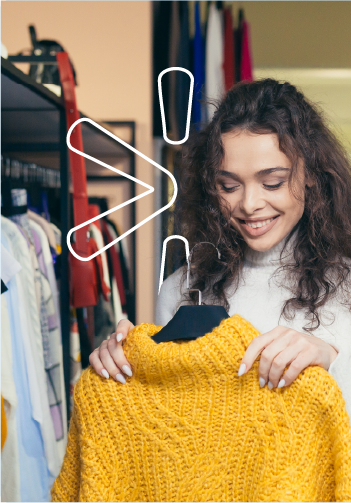 Mujer joven comprando ropa en almacén
