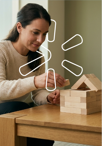 Mujer construyendo casa con bloques de madera